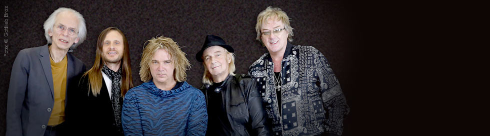 Yes: Mirror To The Sky